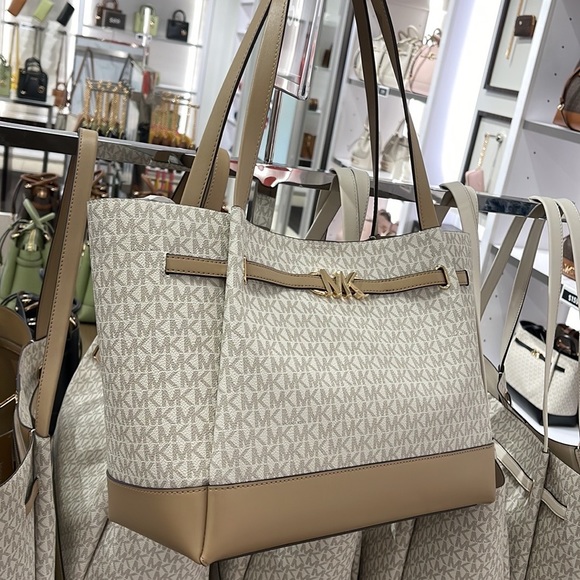 MICHAEL KORS
Reed Large Logo Shoulder Tote Bag
Camel Combo 
NWT - Picture 2 of 16